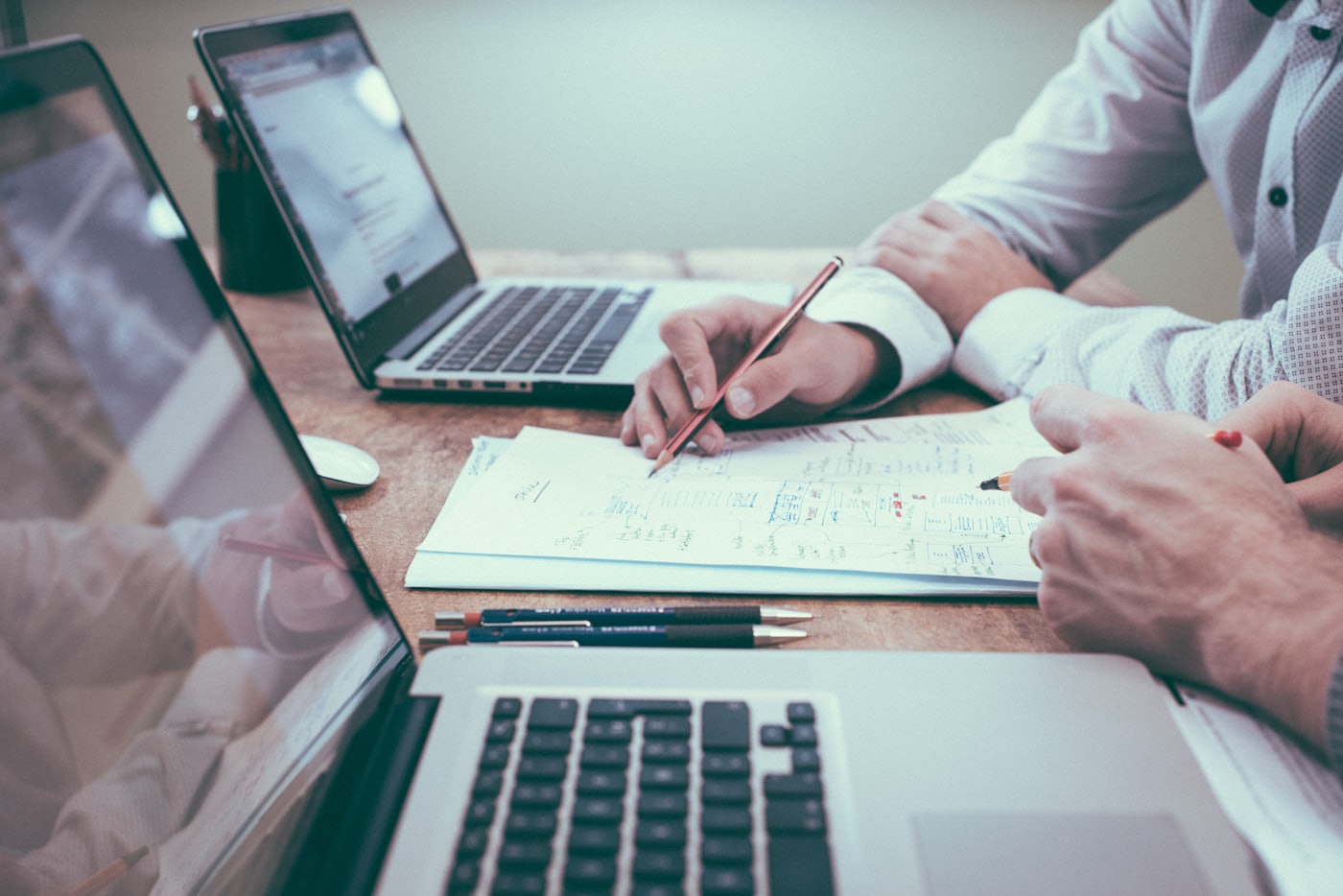 Personas trabajando con documentos y computadoras